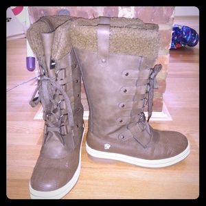 Snow boots